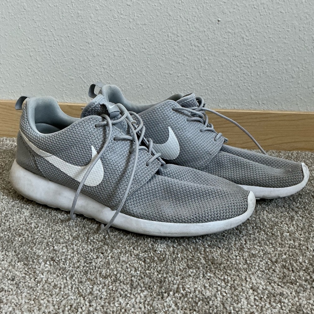 Nike Men's Light Gray Mesh Sneakers